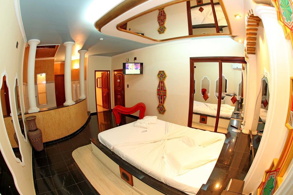 Hotel & Motel Le Baron (Adults Only) Pôrto Ferreira Стая снимка